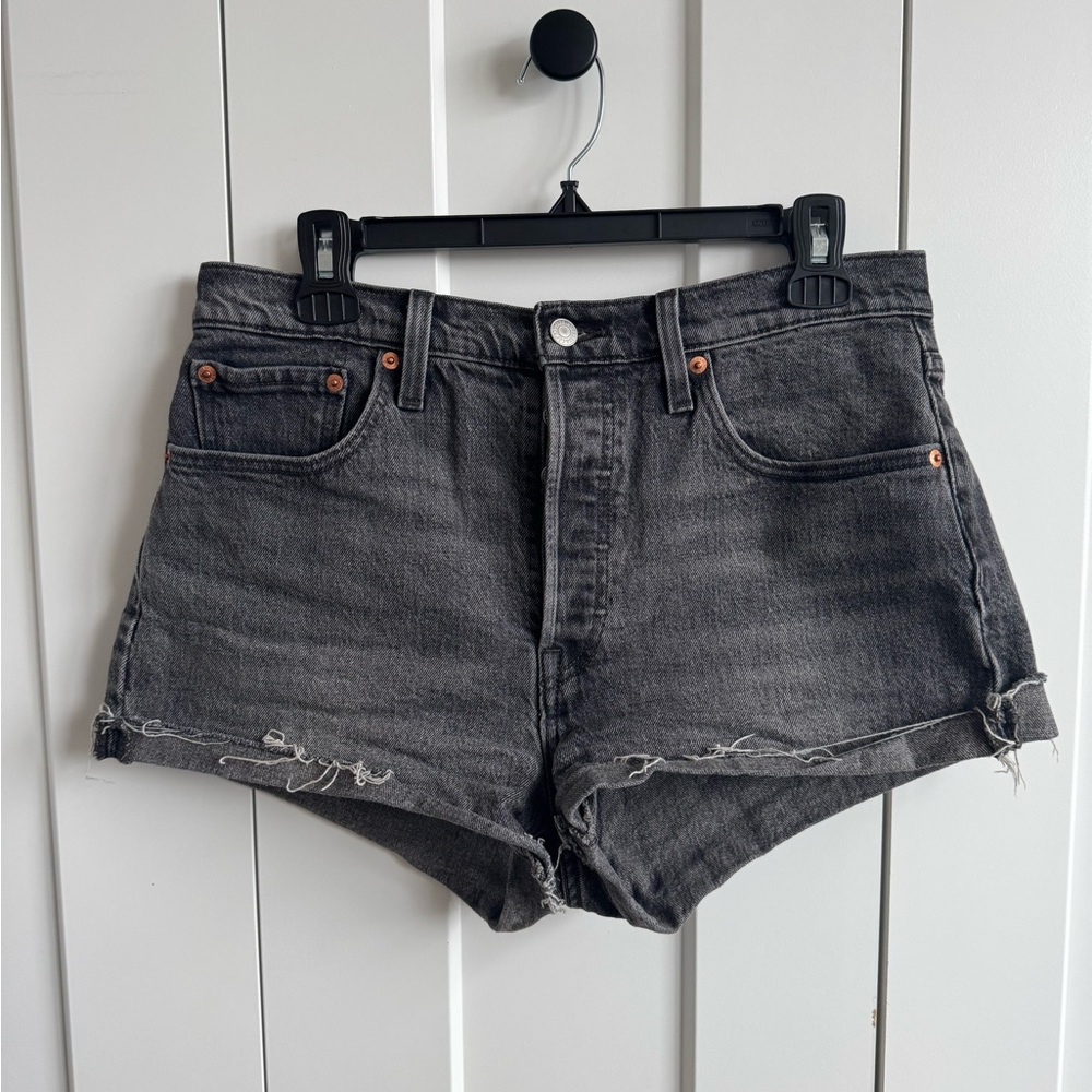 Levi’s 501 original fit high rise women’s Dark Wash Denim Shorts Size 29